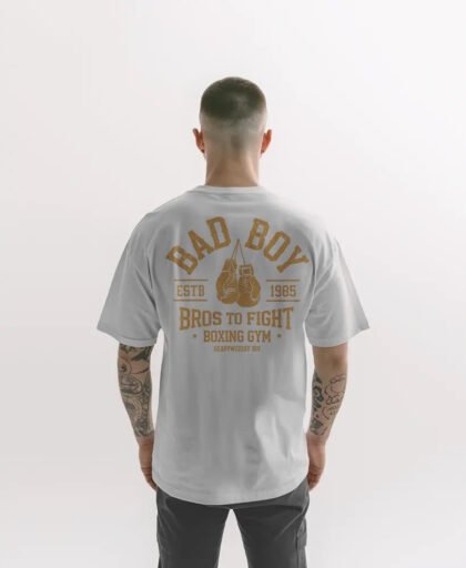 chico modelo en camiseta blanco oversize con diseno de color vintage dorado bad boy vista frontal