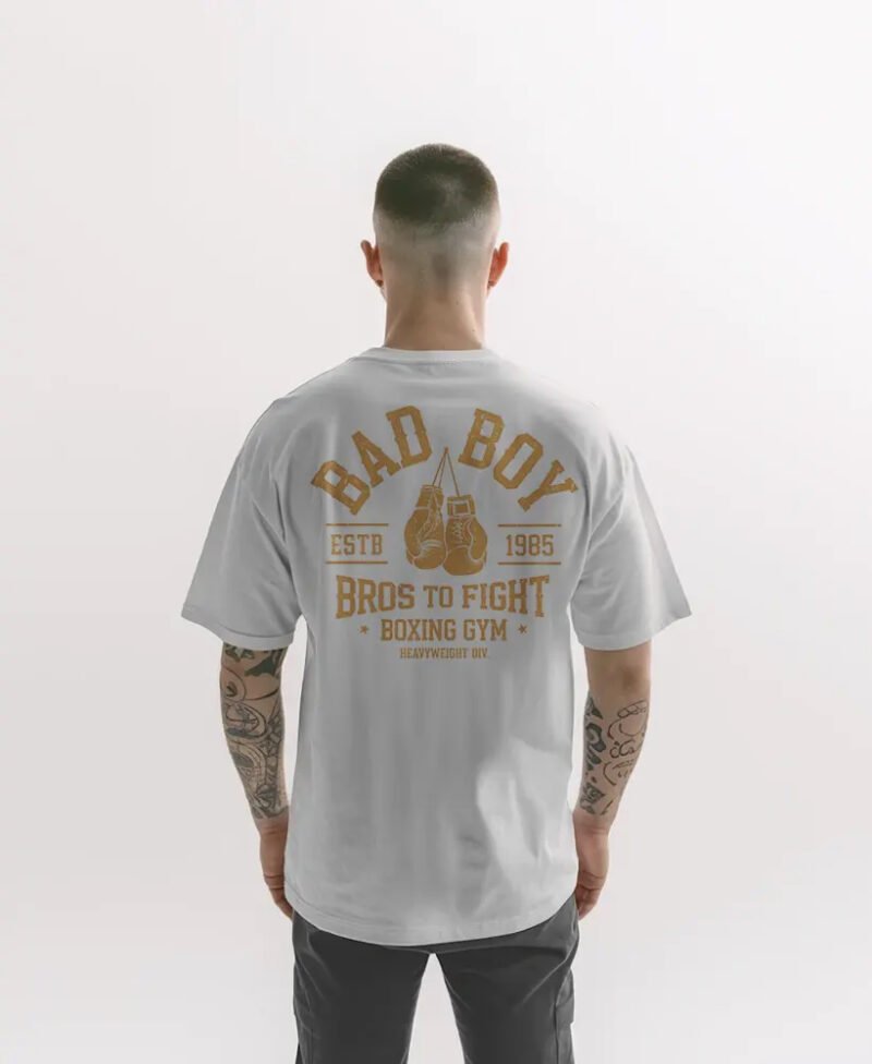 chico modelo en camiseta blanco oversize con diseno de color vintage dorado bad boy vista frontal