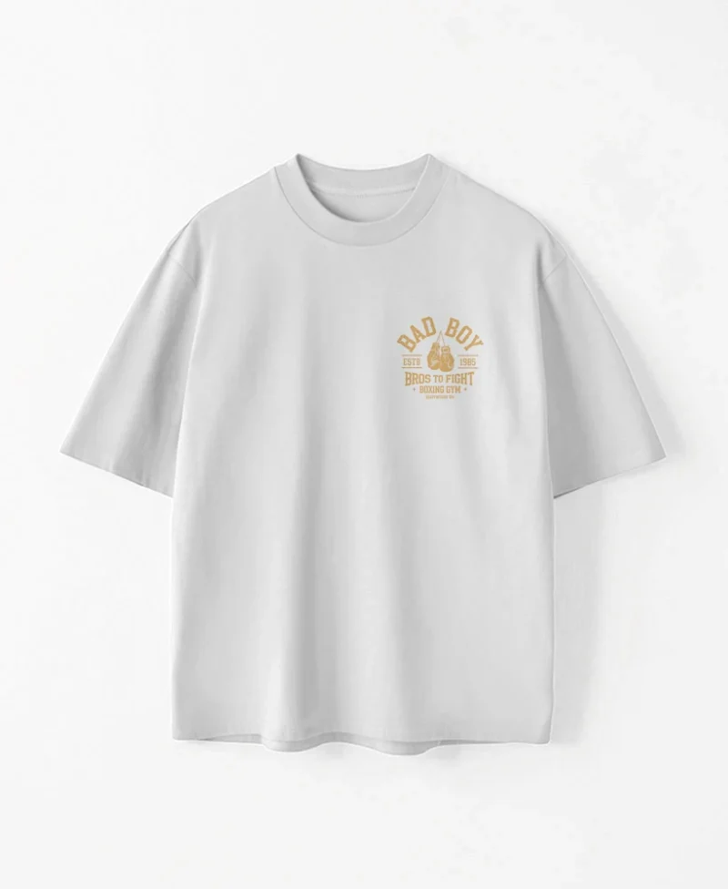 chico modelo en camiseta blanco oversize con diseno de color vintage dorado, bad boy, vista frontal