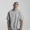 chico modelo en camiseta gris claro oversize con diseno de color blanco, bad boy, edicion limitada, vista frontal