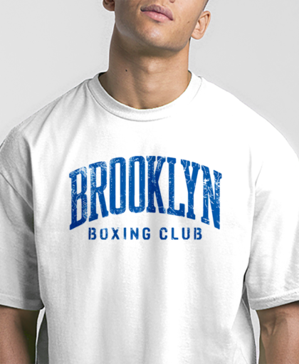 BROS TO FIGHT | Ropa de lucha y entrenamiento para guerreros y guerreras chico modelo en una camiseta blanca oversize detalle