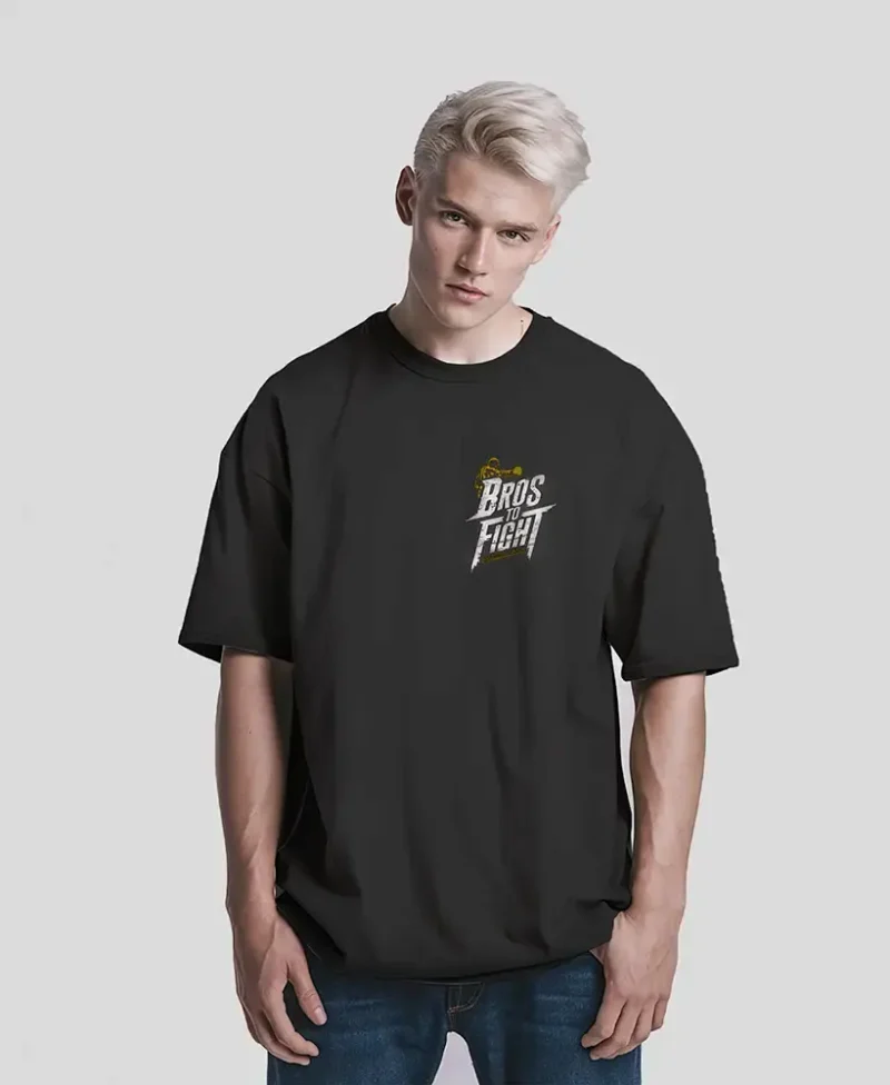 chico modelo en una camiseta gris oversize con logo de marca bros to fight