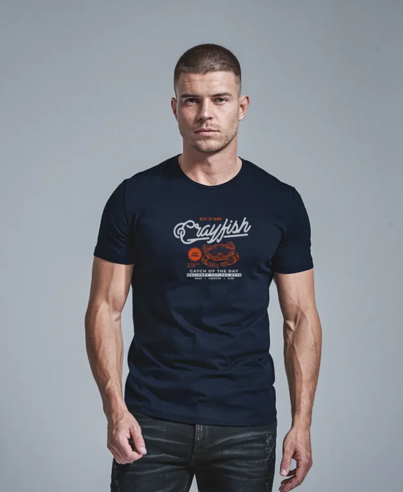 hombre en camiseta AZUL NAVY crab