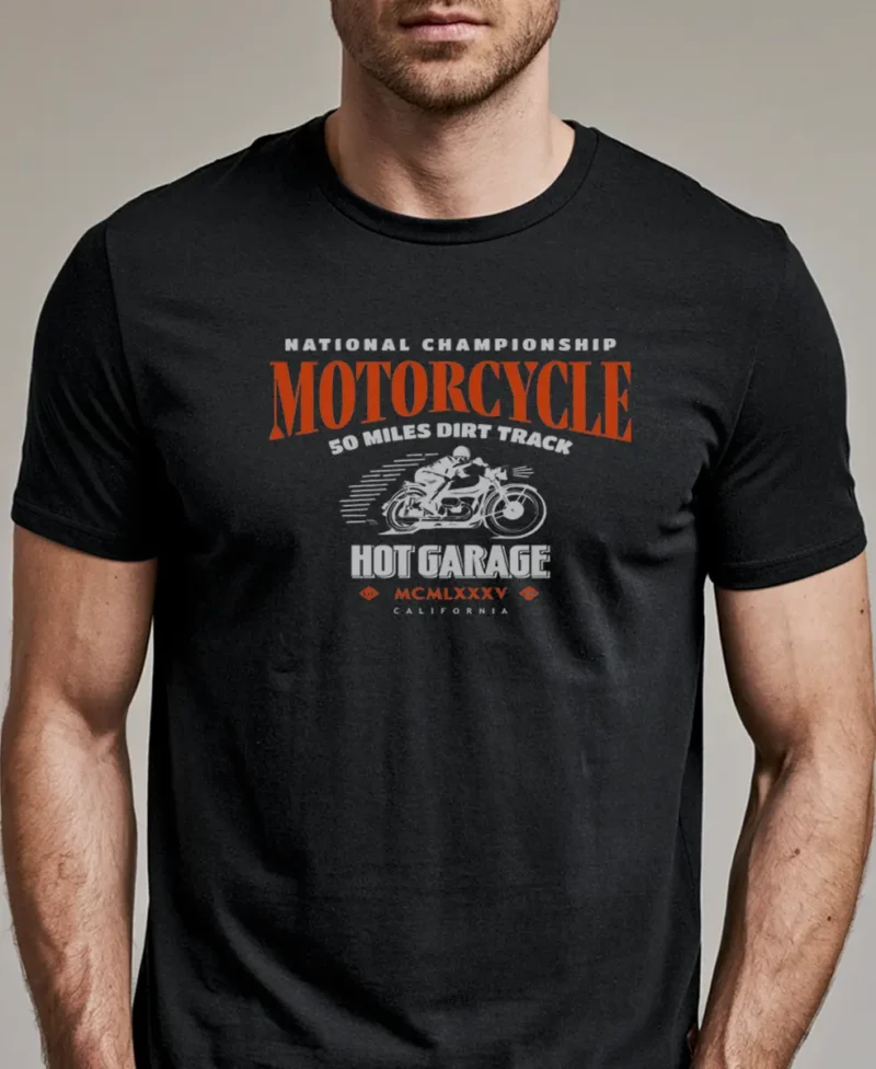 hombre en camiseta NEGRA MOTORCYCLE