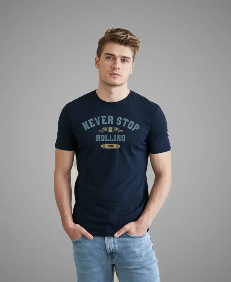 hombre en camiseta azul navy