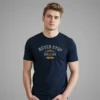 hombre en camiseta azul navy