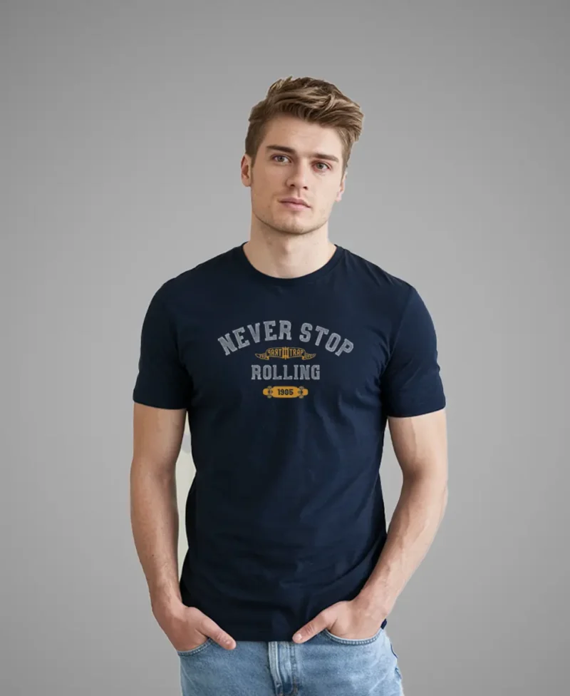 hombre en camiseta azul navy