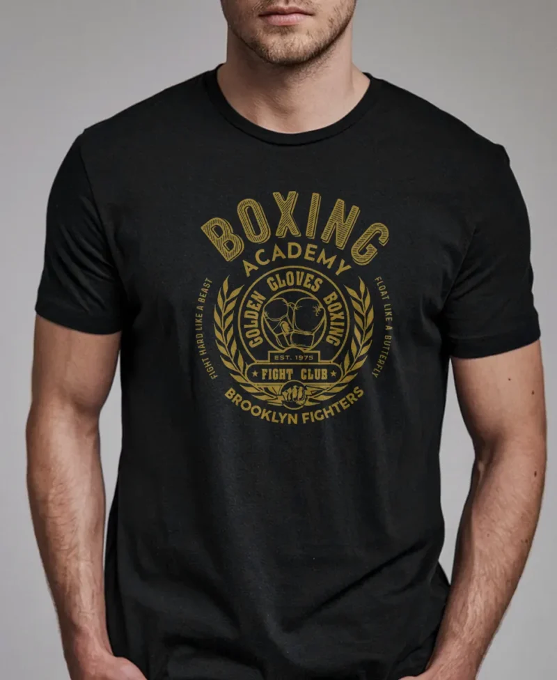 hombre en camiseta azul navy boxing academy detalle