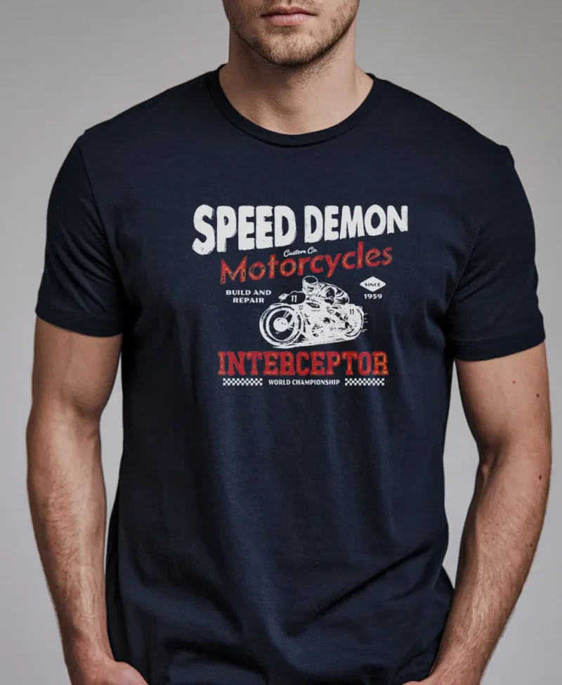 hombre en camiseta azul navy detalle