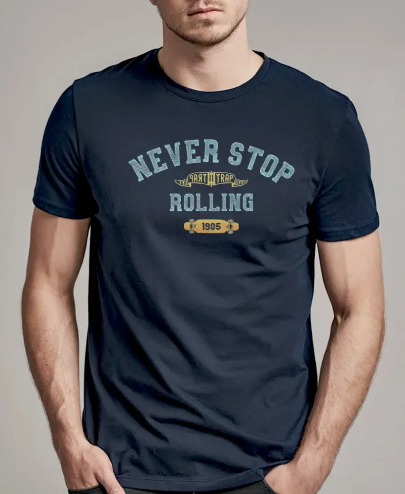 hombre en camiseta azul navy detalle