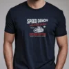 hombre en camiseta azul navy detalle