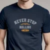 hombre en camiseta azul navy detalle