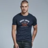 hombre en camiseta azul navy fast bite