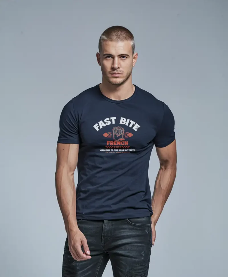 hombre en camiseta azul navy fast bite