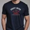hombre en camiseta azul navy fast bite DETALLE