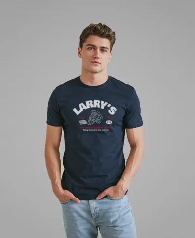 hombre en camiseta azul navy larrys