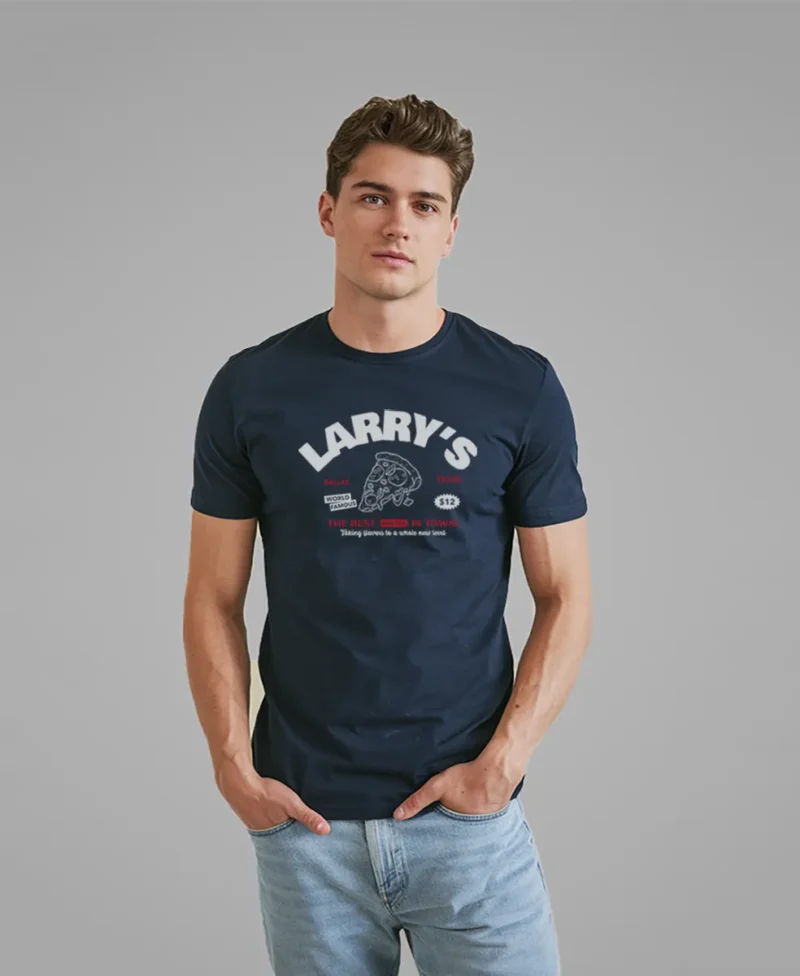 hombre en camiseta azul navy larrys