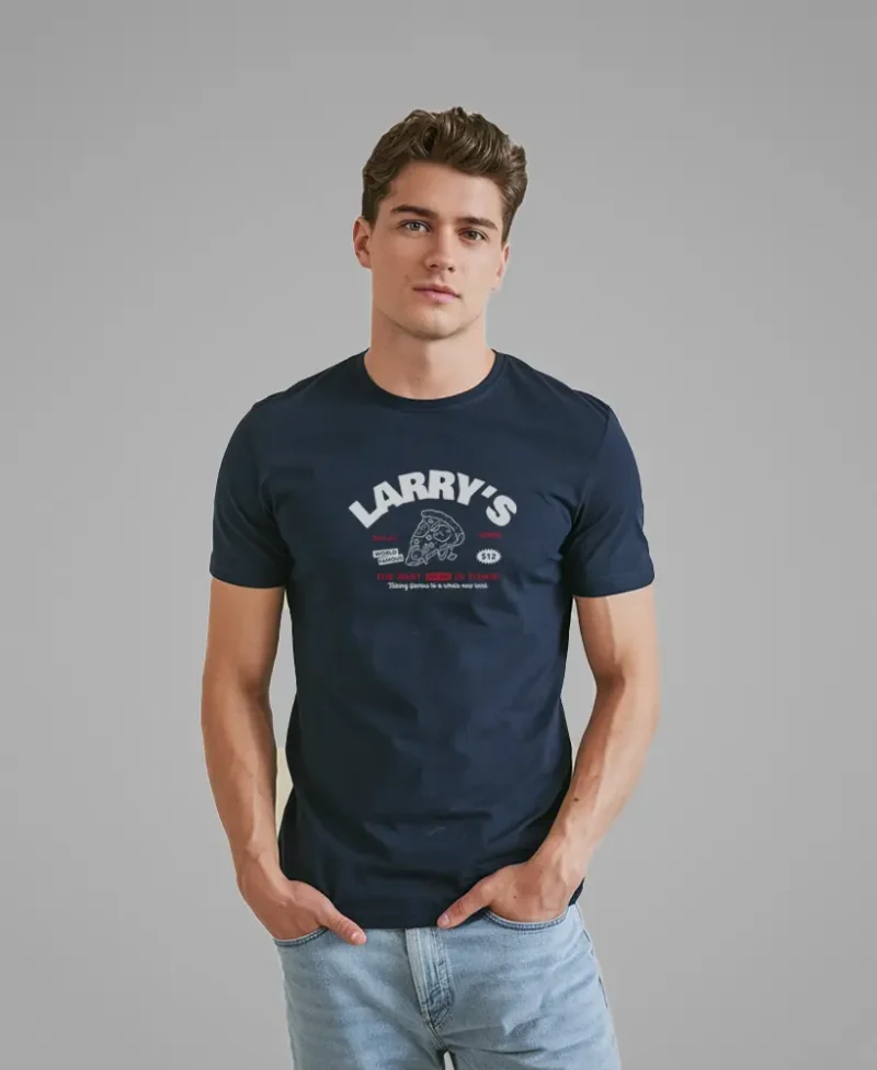 hombre en camiseta azul navy larrys
