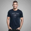 hombre en camiseta azul navy surf