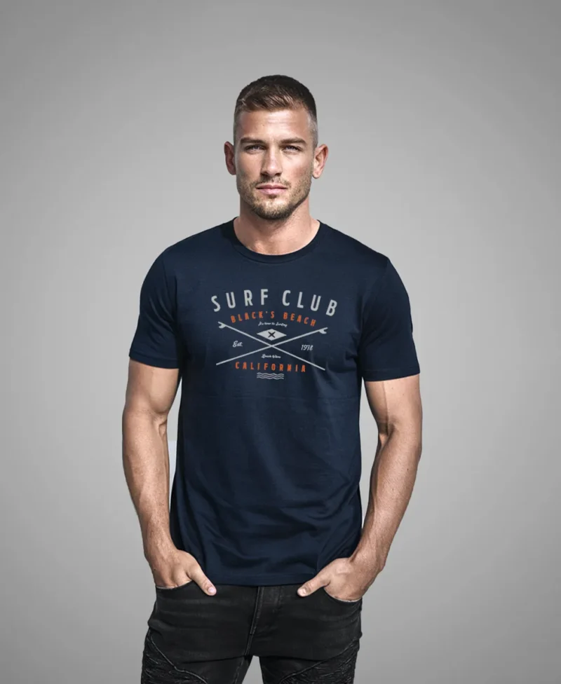 hombre en camiseta azul navy surf