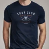 hombre en camiseta azul navy surf detalle