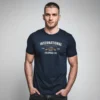 hombre en camiseta azul navy y diseno 2
