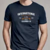 hombre en camiseta azul navy y diseno detalle