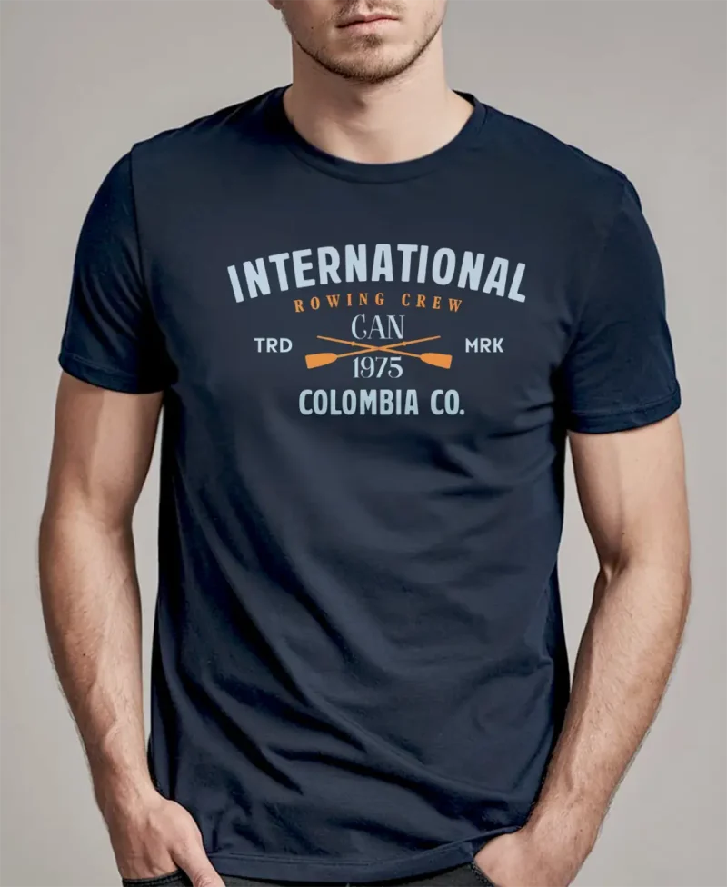 hombre en camiseta azul navy y diseno detalle