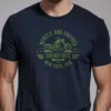 hombre en camiseta azul navy y moto hombre en camiseta azul navy y moto