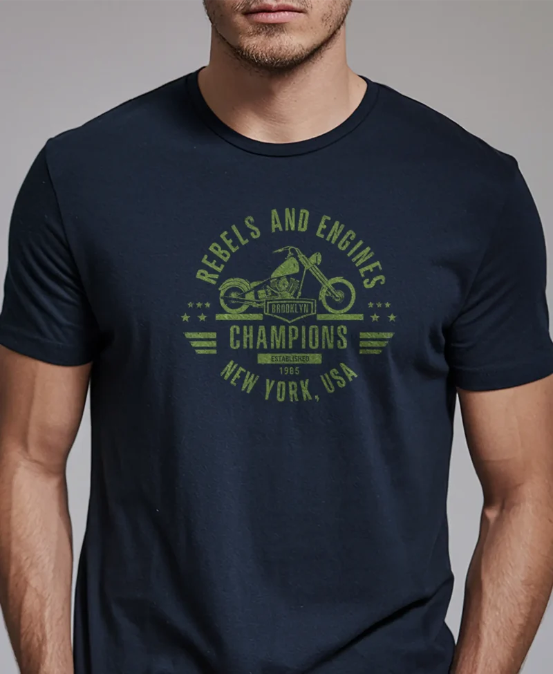 hombre en camiseta azul navy y moto