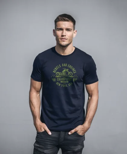 hombre en camiseta azul navy y moto re