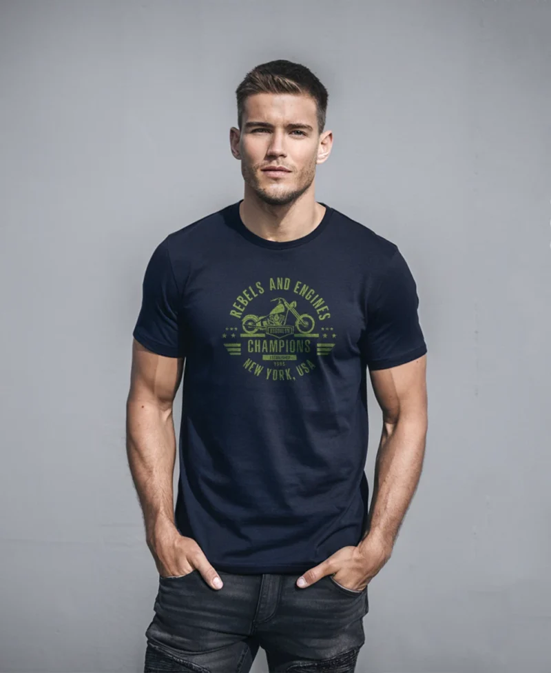 hombre en camiseta azul navy y moto re