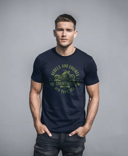 hombre en camiseta azul navy y moto re