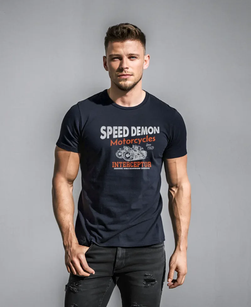 hombre en camiseta azul y una moto