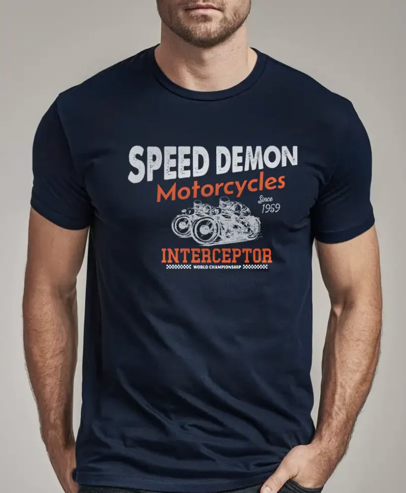 hombre en camiseta azul y una moto detalle
