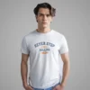 hombre en camiseta blanca