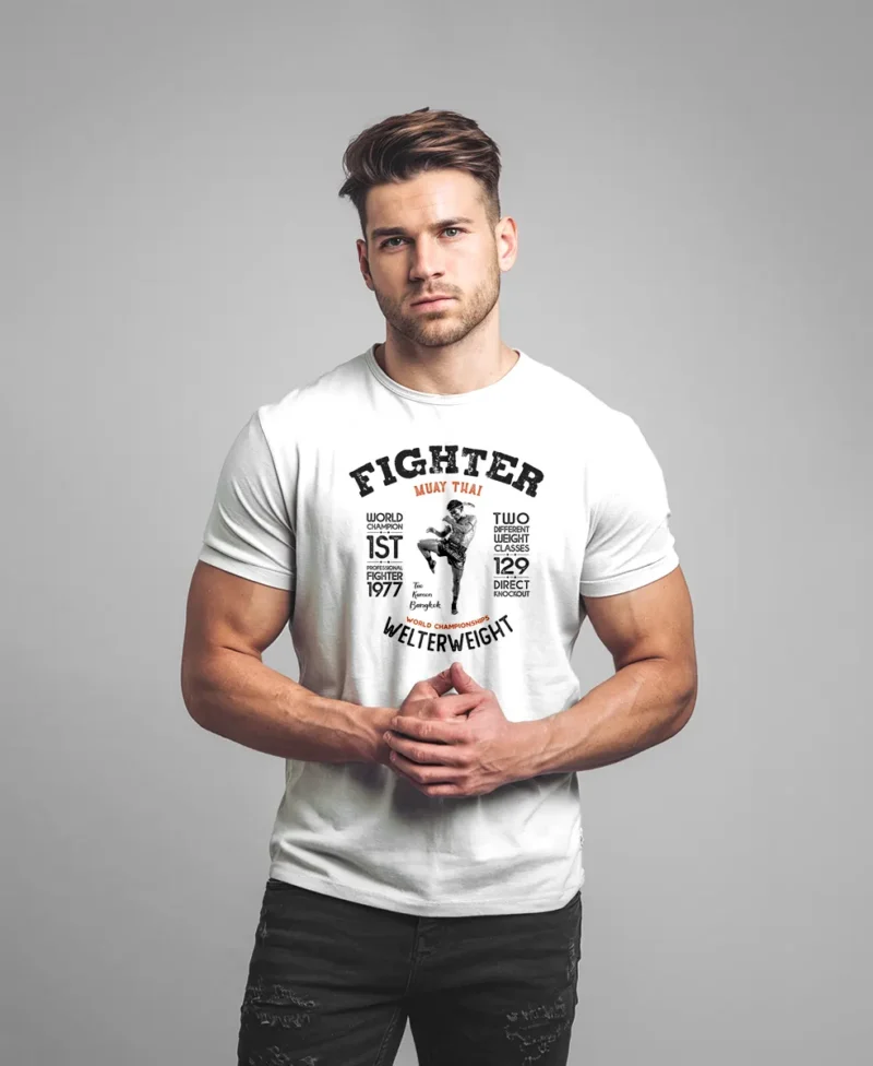 hombre en camiseta blanca MUAY THAI