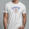 hombre en camiseta blanca NEEWPORT detalle