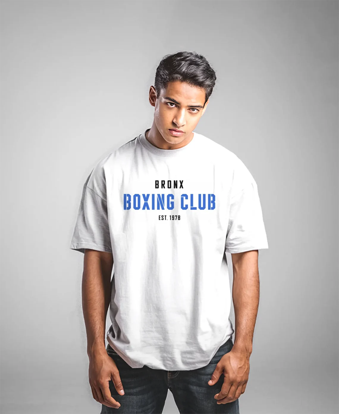hombre en camiseta blanca bronx hombre en camiseta blanca bronx