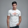 hombre en camiseta blanca charger rt