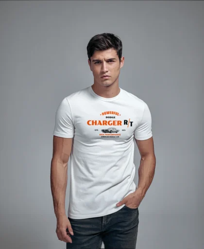 hombre en camiseta blanca charger rt