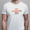 hombre en camiseta blanca charger rt detalle