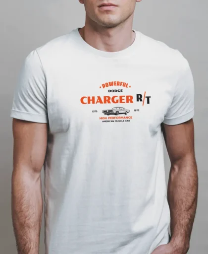 hombre en camiseta blanca charger rt detalle
