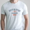 hombre en camiseta blanca detalle