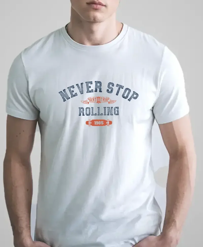 hombre en camiseta blanca detalle