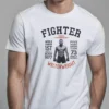 hombre en camiseta blanca fighter DETALLE