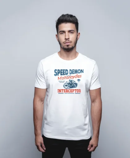 hombre en camiseta blanca interceptor
