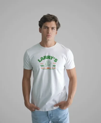 hombre en camiseta blanca larrys