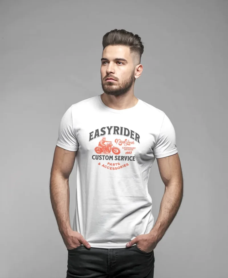 hombre en camiseta blanca motera