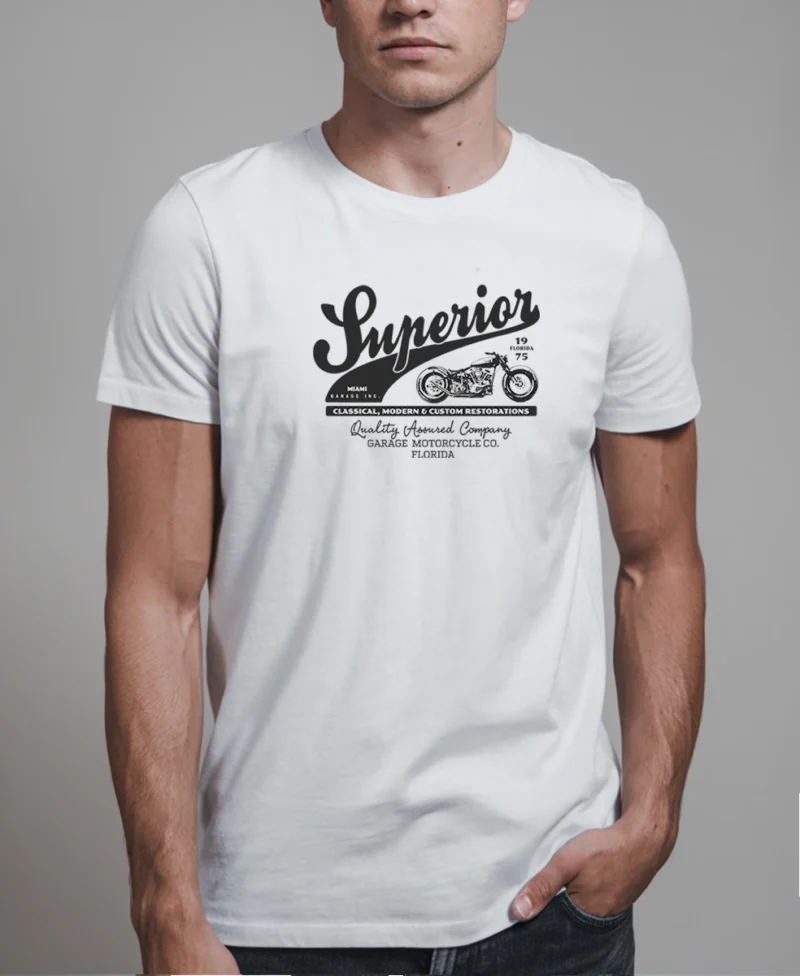 hombre en camiseta blanca motera detalle